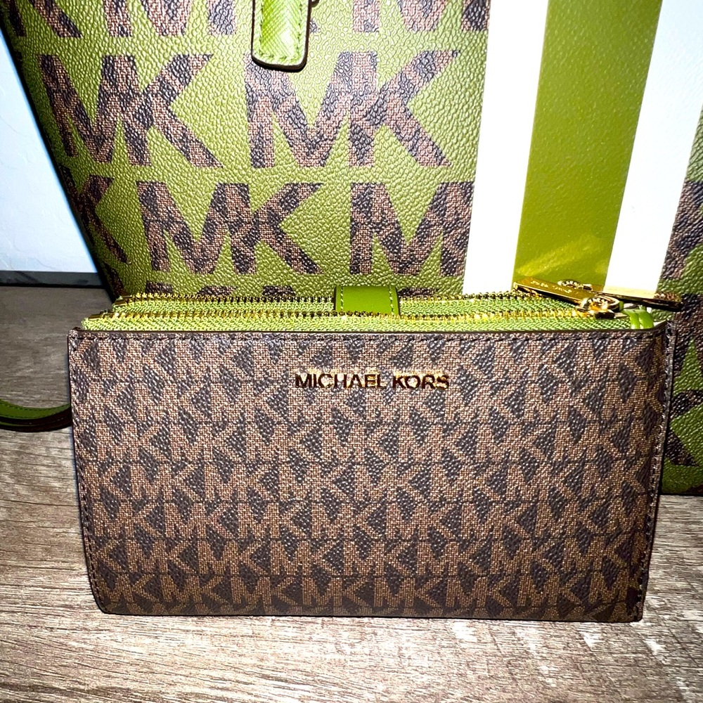 🚫Sold🚫 MK Jet Set Travel-Large Double Zip Wristlet💚